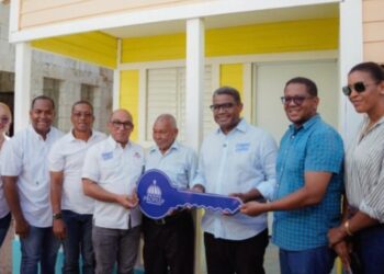 Dos familias de Sánchez, Samaná reciben viviendas reconstruidas y equipadas por Propeep