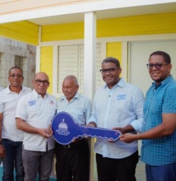 Dos familias de Sánchez, Samaná reciben viviendas reconstruidas y equipadas por Propeep