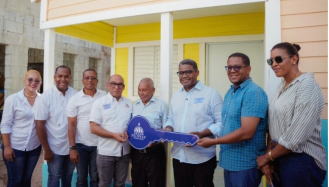 Dos familias de Sánchez, Samaná reciben viviendas reconstruidas y equipadas por Propeep