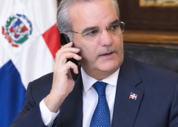 Luis Abinarde conversa con Bukele sobre apoyo a operaciones en Haití